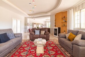 Fireplace - Villa Bartolomeo with Pool, Garden and Wi-Fi (Modica)