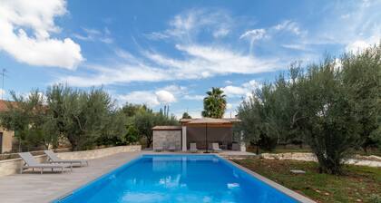Villa Bartolomeo with Pool, Garden and Wi-Fi