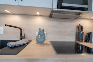 Køleskab, mikrobølgeovn, opvaskemaskine, kaffe-/temaskine