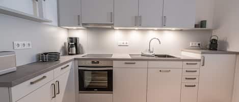 Køleskab, ovn, opvaskemaskine, kaffe-/temaskine