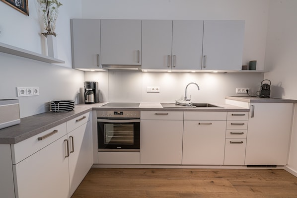 Kühlschrank, Ofen, Geschirrspüler, Wasserkocher mit Kaffee-/Teezubehör