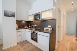 Geladeira, micro-ondas, fogão, lava-louças