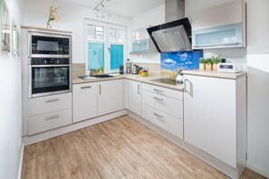 Kühlschrank, Mikrowelle, Ofen, Geschirrspüler