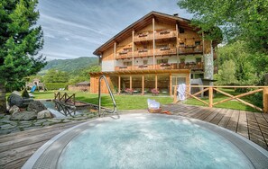 Outdoor spa tub - Apartment "Löfflerblick B Plus Löffler" with Mountain View, Wi-Fi, Sauna & Jacuzzi (Steinhaus)