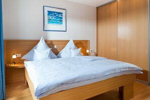 2 soveværelser, pengeskab på værelset, skrivebord, weekendseng