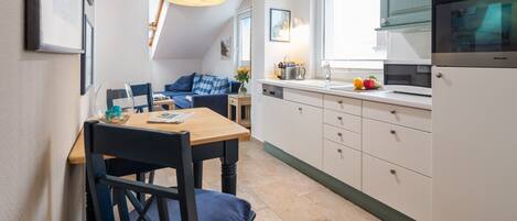 Køleskab, ovn, opvaskemaskine, kaffe-/temaskine