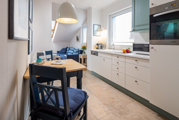 Fridge, oven, dishwasher, coffee/tea maker