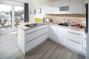 Køleskab, ovn, opvaskemaskine, kaffe-/temaskine