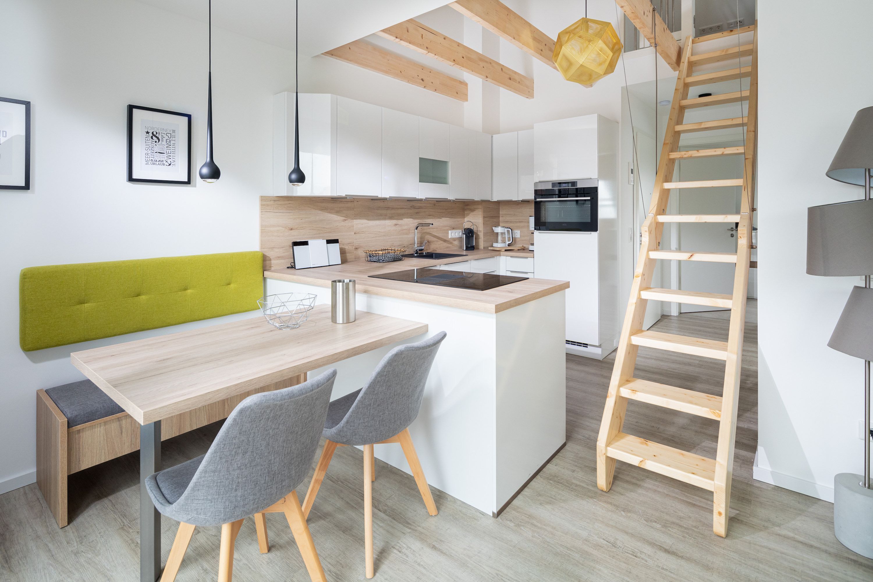 Kühlschrank, Ofen, Geschirrspüler, Wasserkocher mit Kaffee-/Teezubehör