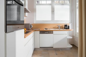 Kühlschrank, Mikrowelle, Ofen, Geschirrspüler