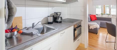 Kühlschrank, Wasserkocher mit Kaffee-/Teezubehör, Wasserkocher, Toaster