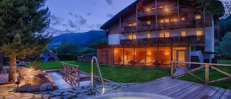 Bañera de hidromasaje exterior