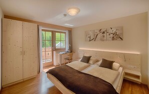 Une chambre à coucher avec un lit, un bureau et une fenêtre.
