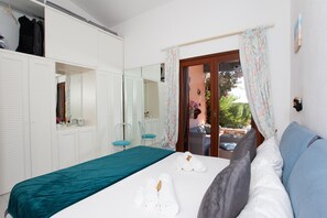 4 chambres, fer et planche à repasser, accès au Wi-Fi (inclus)