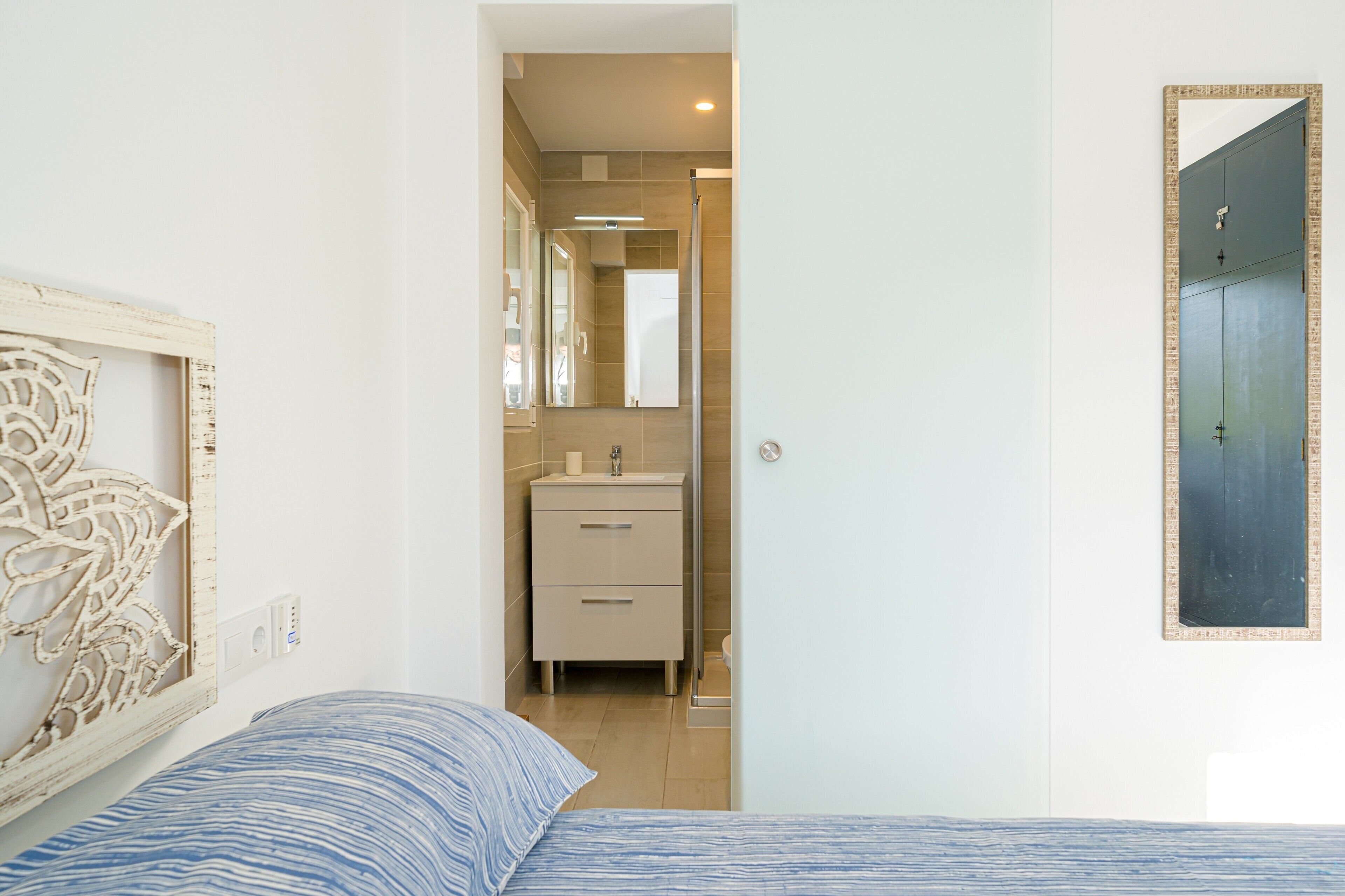 3 室のベッドルーム、アイロン / アイロン台、WiFi (無料)、ベッドシーツ