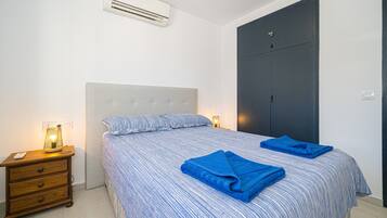 3 slaapkamers, een strijkplank/strijkijzer, gratis wifi, beddengoed