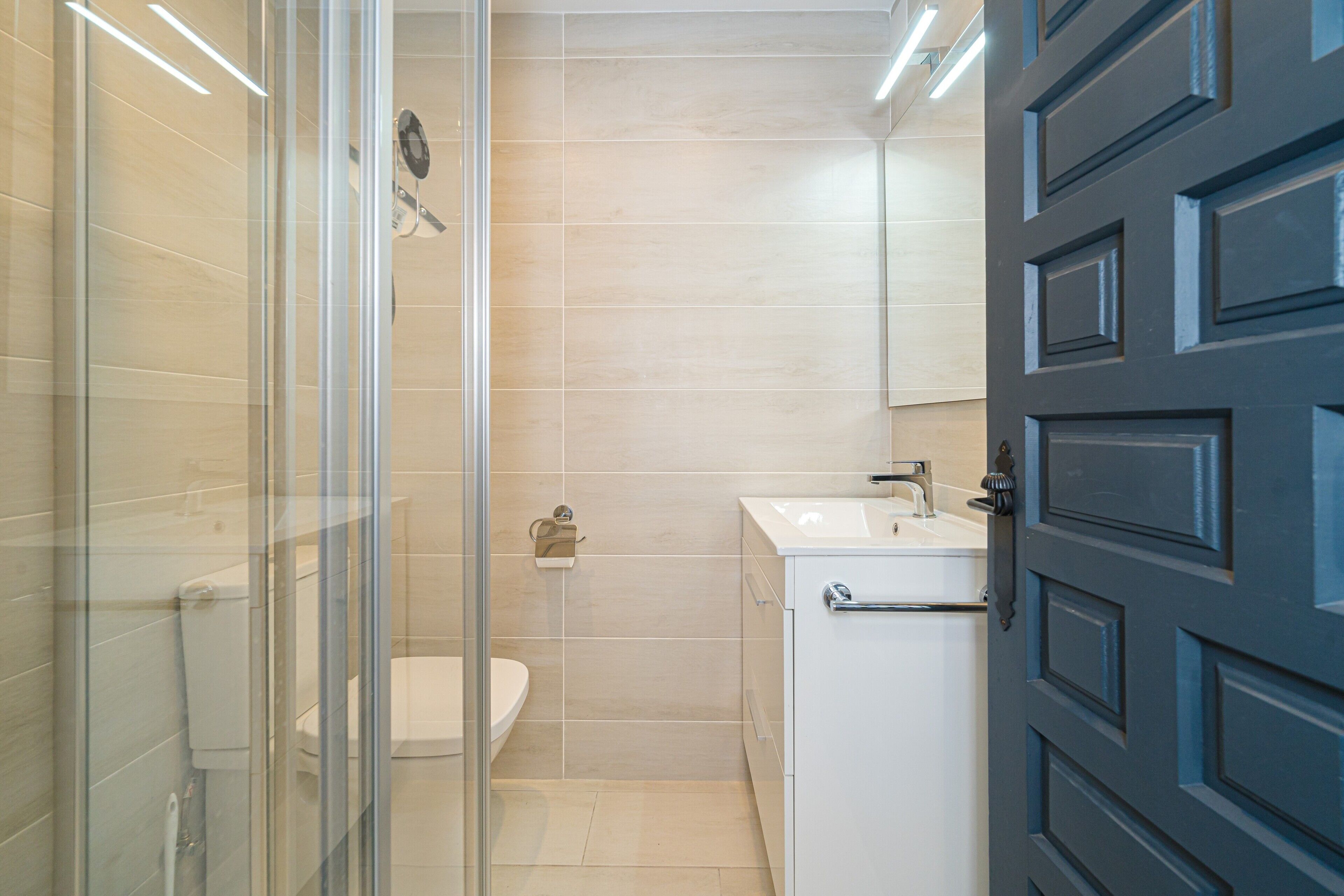 Bathtub, hair dryer, towels