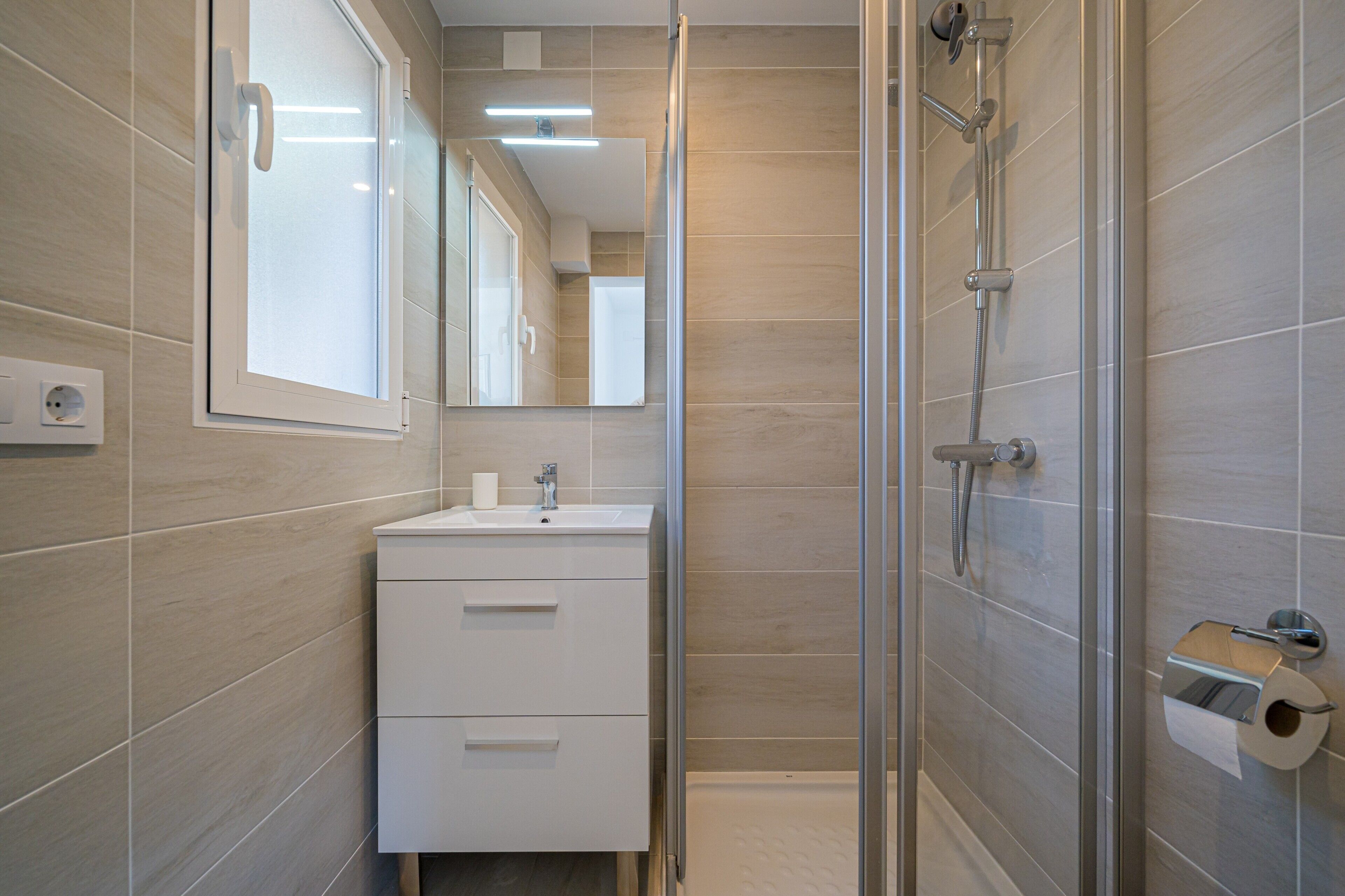 Shower, hair dryer, towels