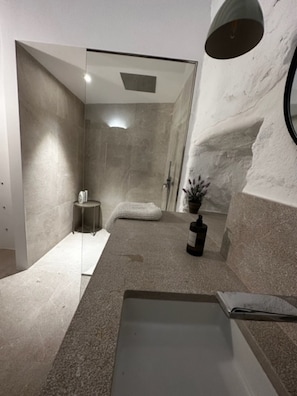 Tina, secadora de cabello, toallas