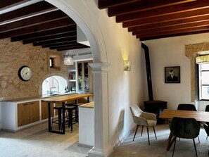 Dining - Holiday Home 'Numero Uno' with Sea View, Wi-Fi and Air Conditioning (Buger)