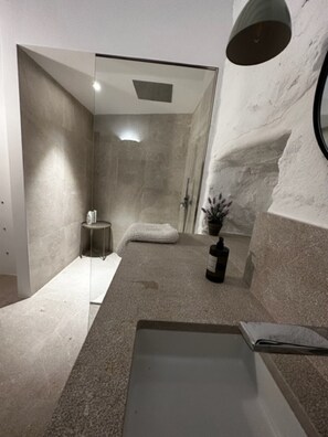 Bathtub, hair dryer, towels - Holiday Home 'Numero Uno' with Sea View, Wi-Fi and Air Conditioning (Buger)