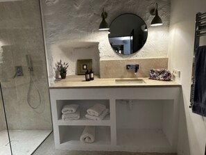 Baignoire, sèche-cheveux, serviettes fournies