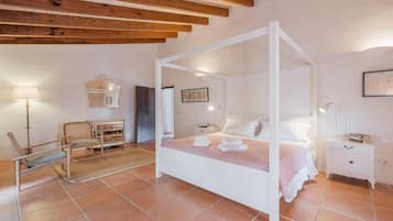4 bedrooms, iron/ironing board, free WiFi, bed sheets