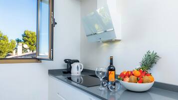 Frigorífico, microondas, horno y placa de cocina