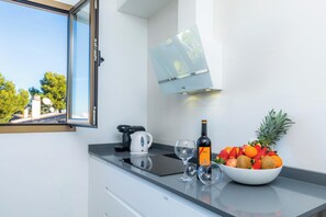 Een koelkast, een microgolfoven, een oven, een kookplaat