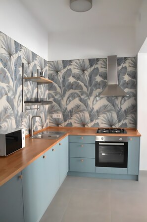 Kühlschrank, Mikrowelle, Herdplatte, Wasserkocher mit Kaffee-/Teezubehör