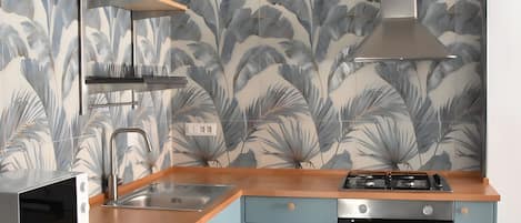 Jääkaappi, mikroaaltouuni, liesi, kahvin-/teenkeitin