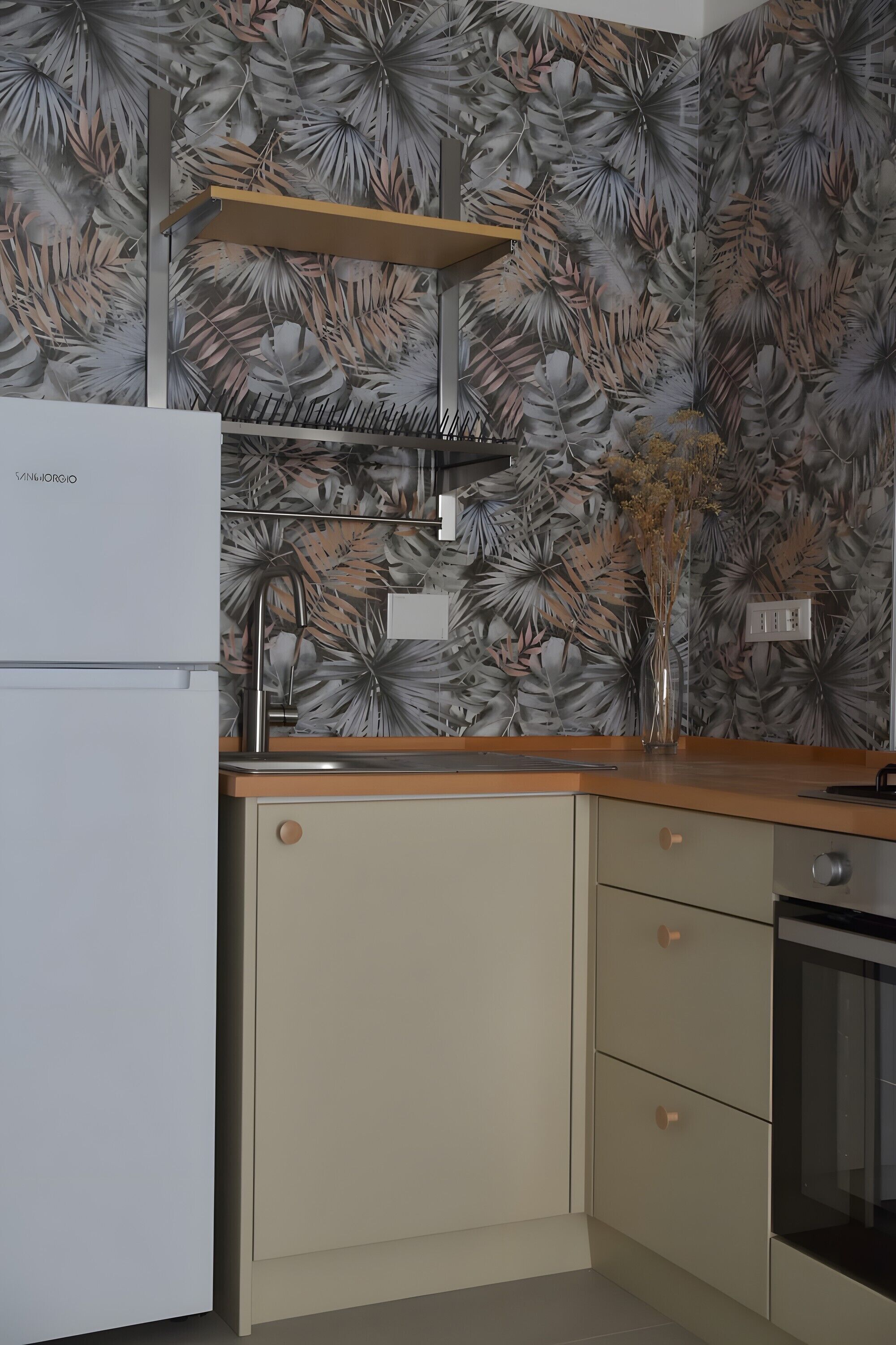 Frigorífico, microondas, placa de cocina y utensilios de cocina