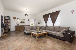 Una televisión, una mesa de tenis de mesa