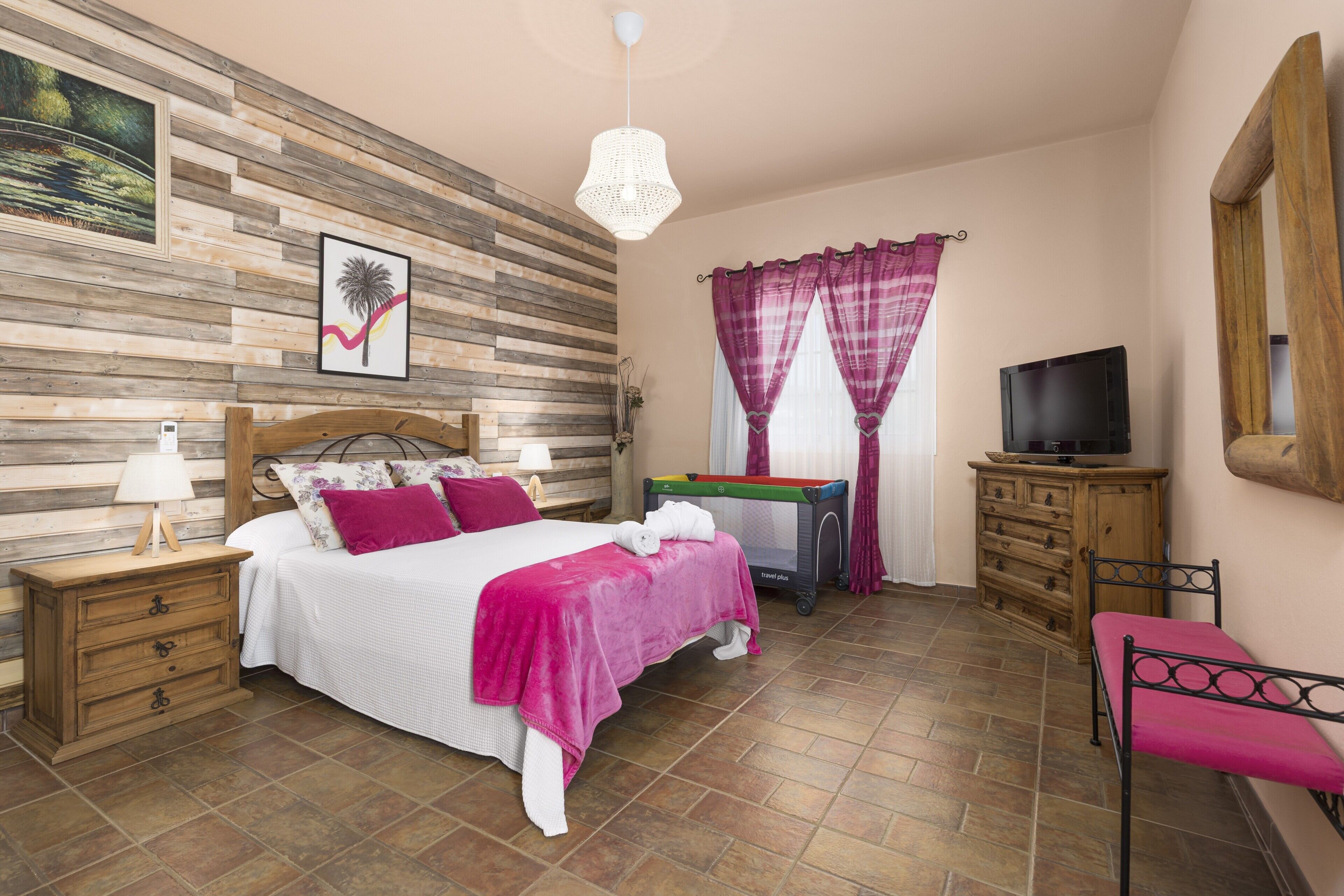 4 slaapkamers, een strijkplank/strijkijzer, gratis wifi, beddengoed