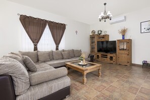 Una televisión, una mesa de tenis de mesa