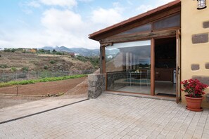 Outdoor dining - Finca Holidays Home Tinamar II with Mountain View, Pool, Wi-Fi & Garden (Vega de San Mateo)