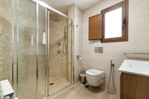 Een douche, een haardroger, handdoeken