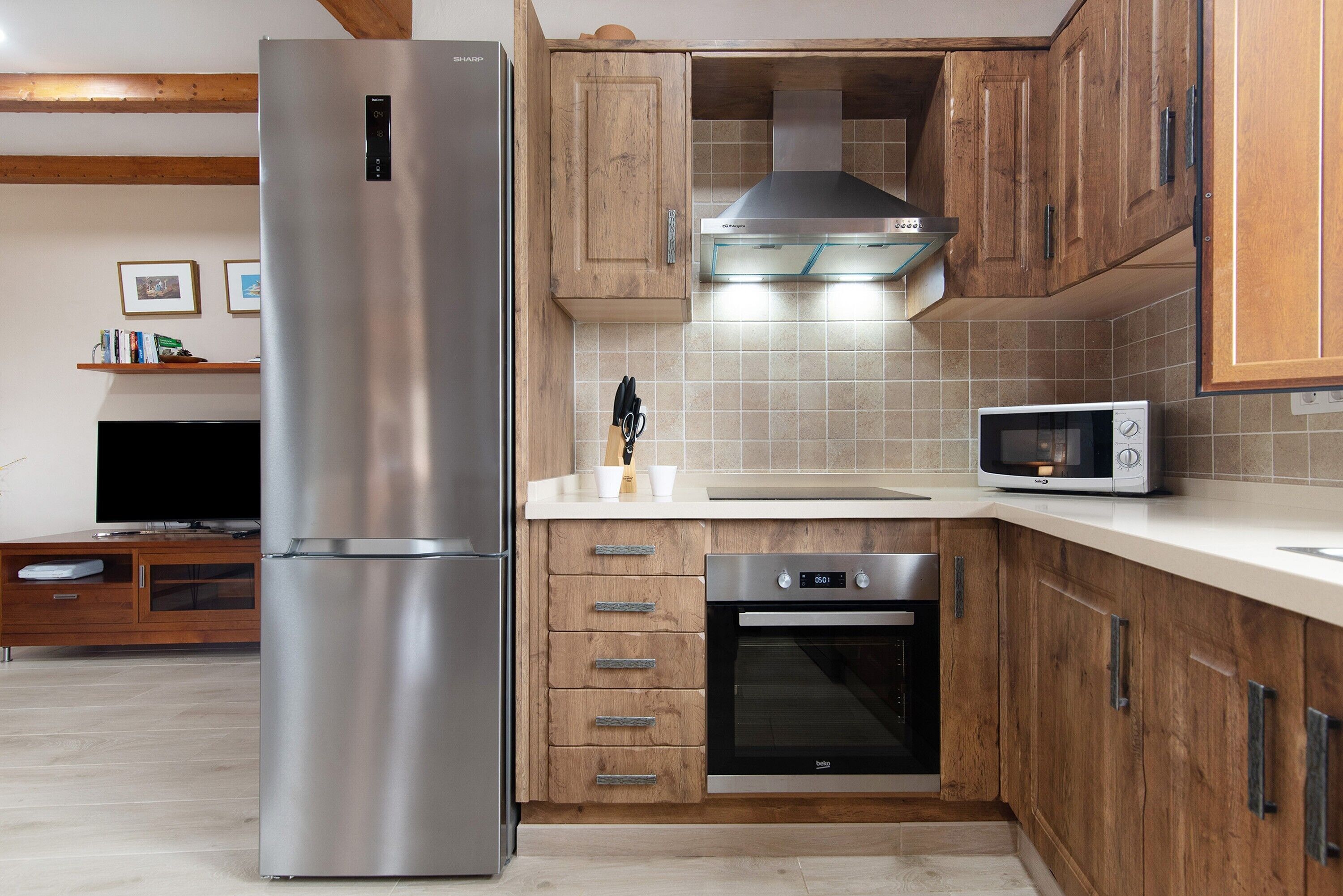 Frigorifero, microonde, forno, piano cottura