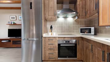 Frigorifero, microonde, forno, piano cottura