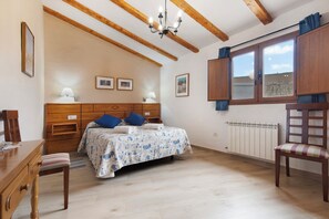 1 slaapkamer, een strijkplank/strijkijzer, gratis wifi, beddengoed