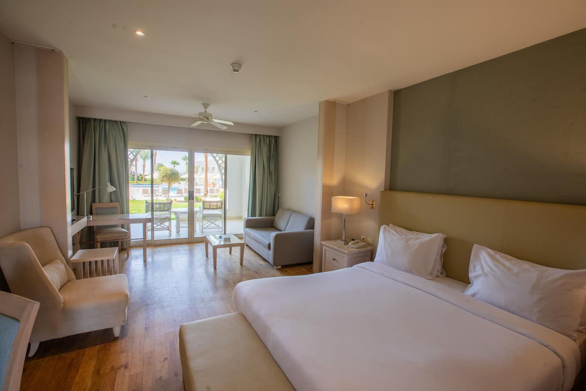 Chalet (Pet Friendly) Garden or Pool View | Bar mini, meja, ruang kerja komputer riba, kalis bunyi 