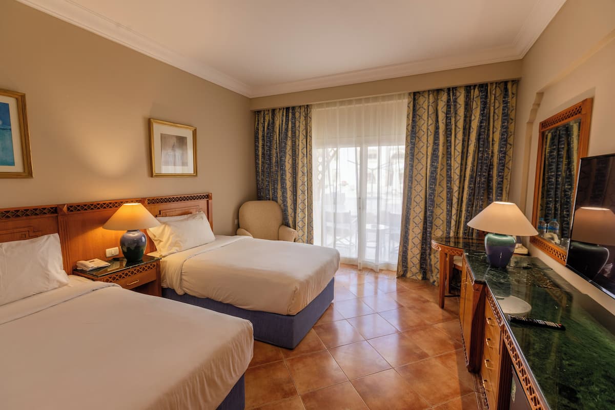 Standard Room, Garden View | Bar mini, meja, ruang kerja komputer riba, kalis bunyi 