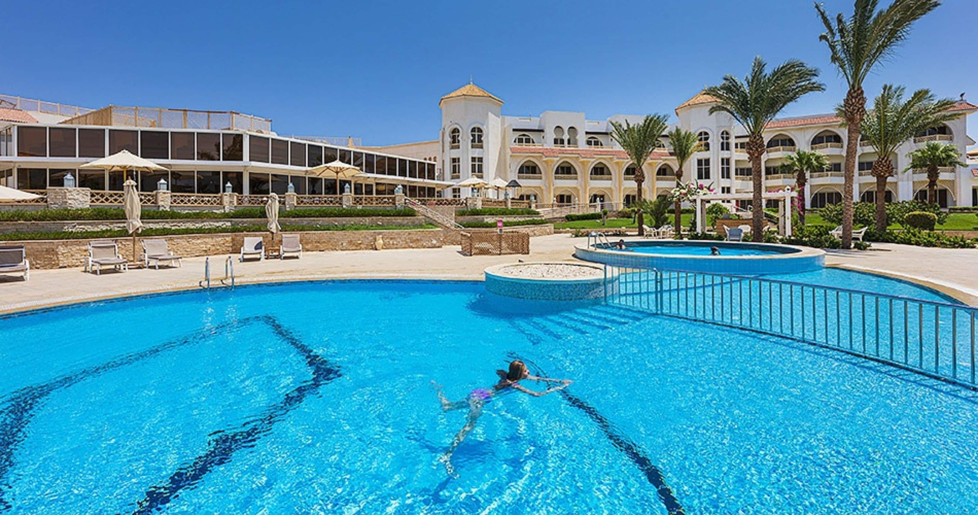 2 piscinas externas, espreguiçadeiras, salva-vidas no local