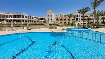 2 piscinas externas, espreguiçadeiras, salva-vidas no local