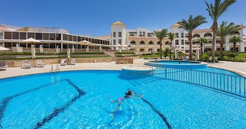 2 piscinas al aire libre, tumbonas, socorrista en las instalaciones