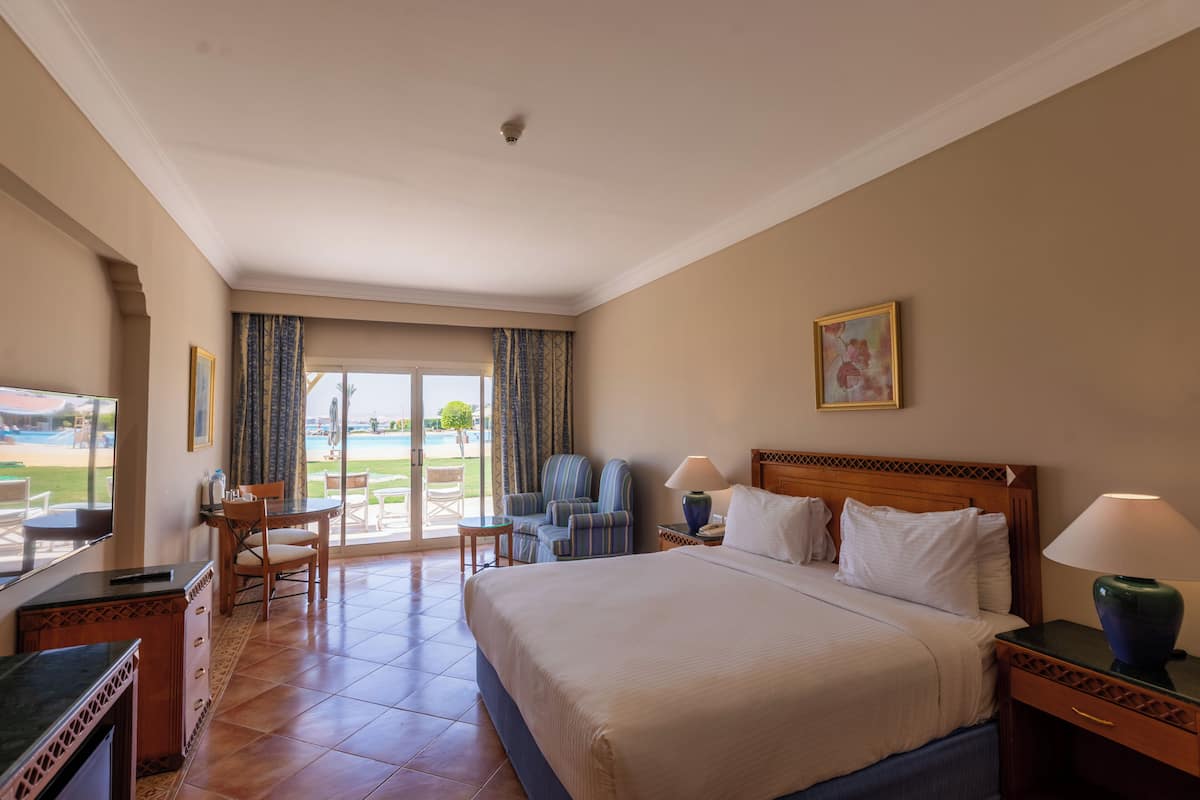 Deluxe Room, Sea View | Bar mini, meja, ruang kerja komputer riba, kalis bunyi 