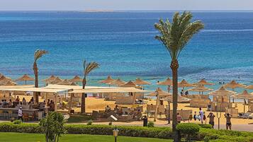 Playa privada, camastros, sombrillas y toallas de playa