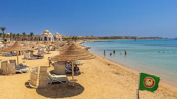 Plage privée, chaises longues, parasols, serviettes de plage