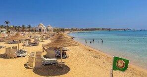 Playa privada, sillas reclinables de playa, sombrillas, toallas de playa