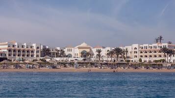 Playa privada, camastros, sombrillas y toallas de playa